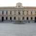 Arriviamo in piazza Risorgimento, largo che si apre davanti alla scuola Giuseppe Garibaldi